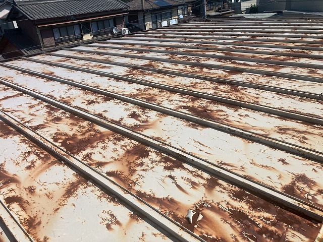 各務原市で劣化して雨漏りしているトタン屋根を点検し葺き替えを提案